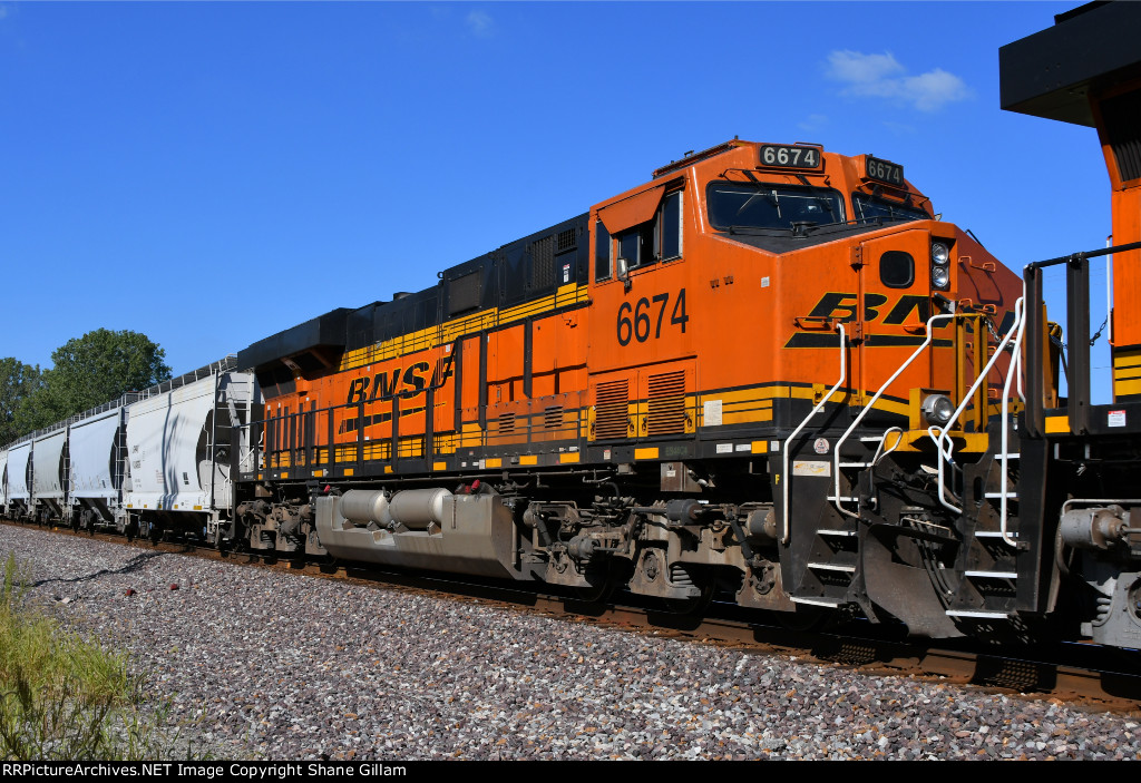 BNSF 6674 Roster shot